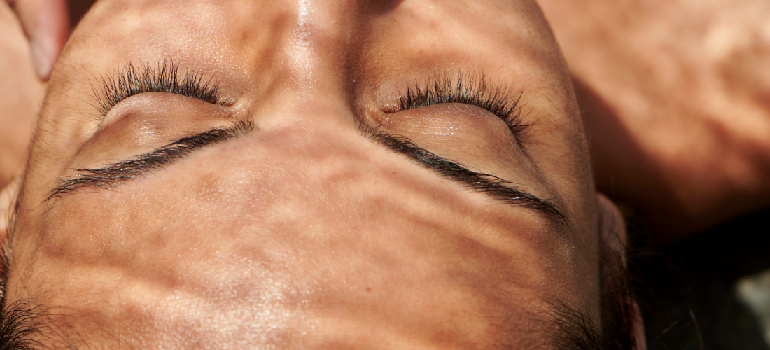 Obtenez un teint unifié : conseils pratiques pour toutes les peaux