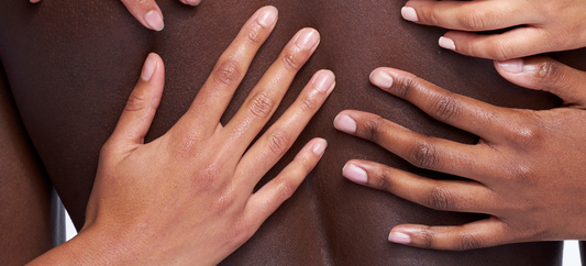 Taches brunes sur les mains : causes, prévention et solutions efficaces