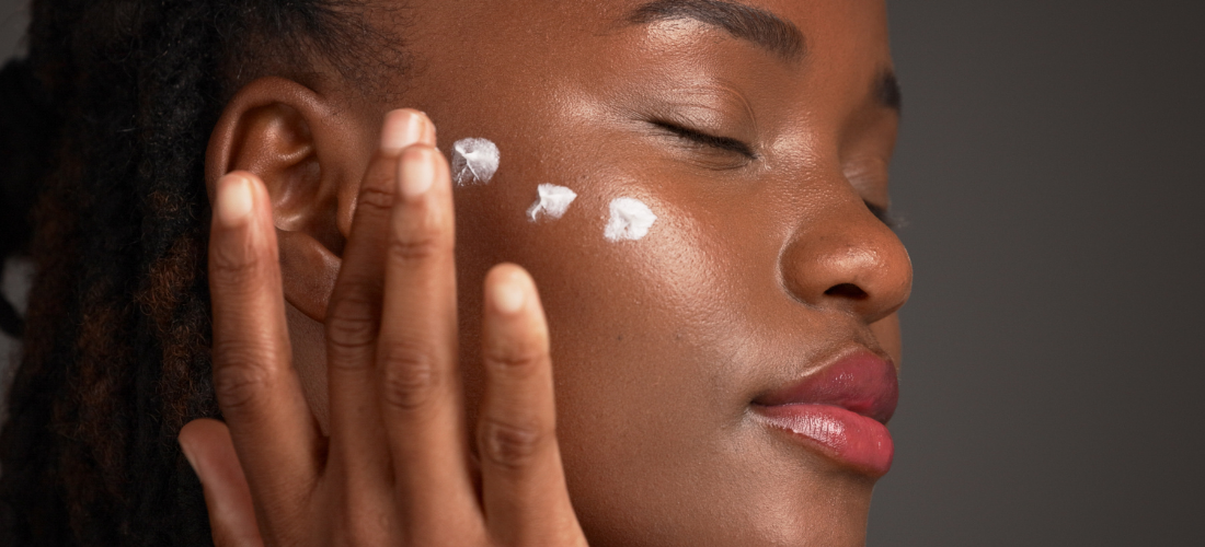 Les peaux noires ont-elles besoin d’une crème solaire ?