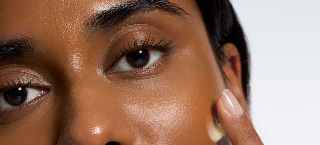 fille avec produit anti-taches visage