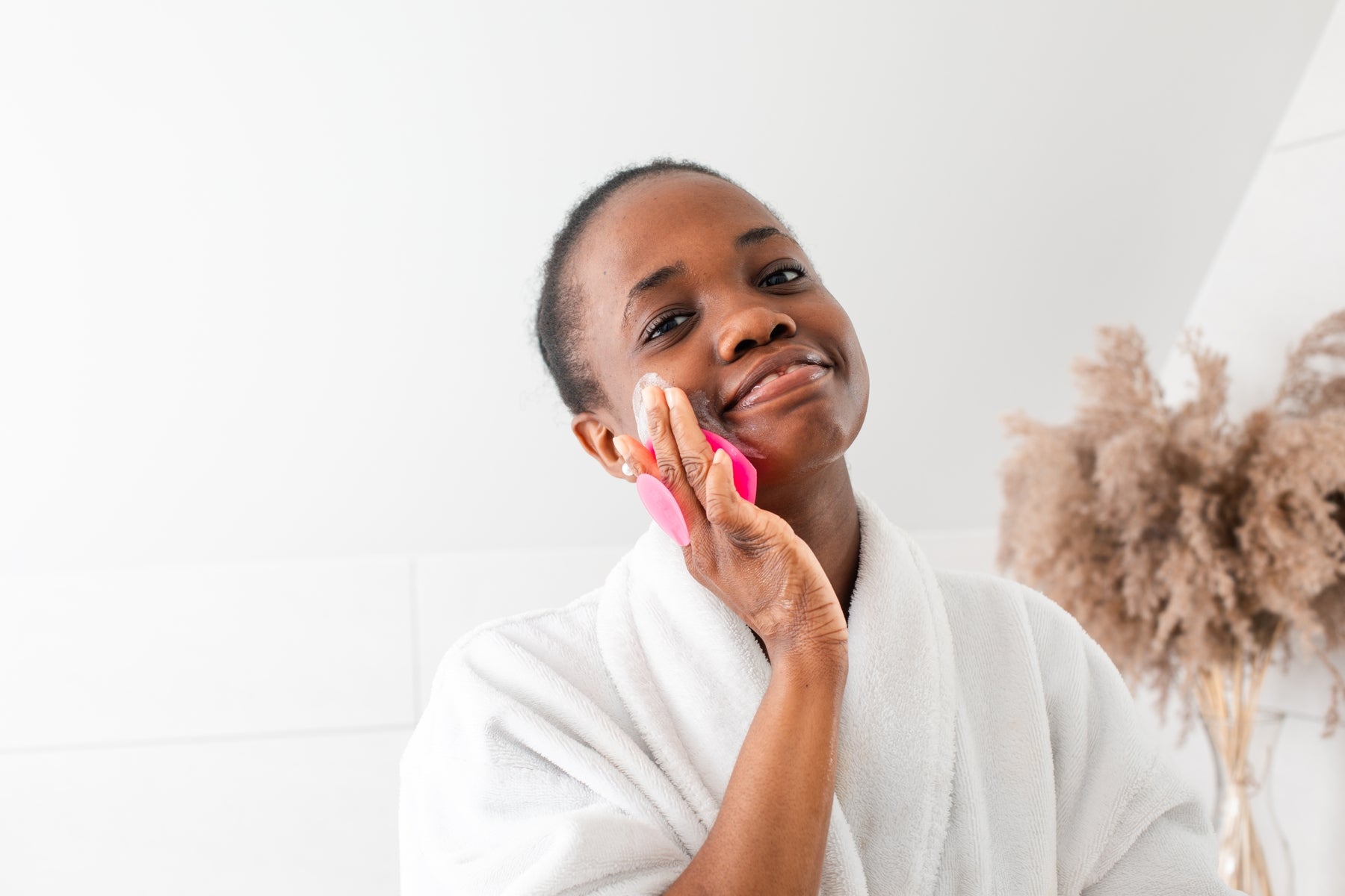 femme noire qui nettoie son visage